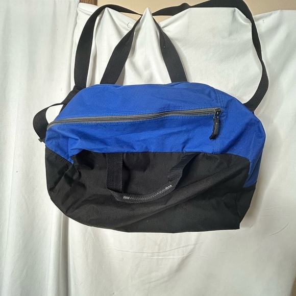 Gym duffle bag with removable shoulder strap. - Picture 6 of 6